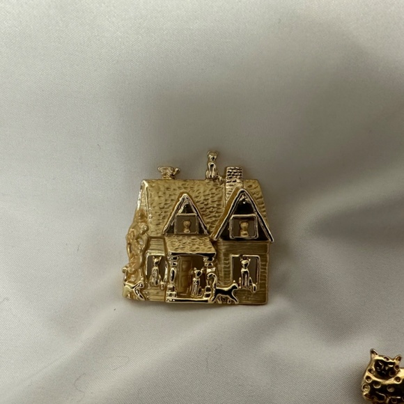 Brooch pins and locket - Picture 7 of 7